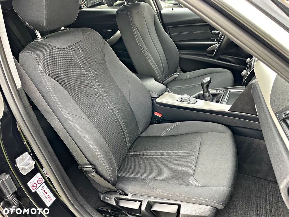 BMW Seria 3 318i Touring Advantage - 30