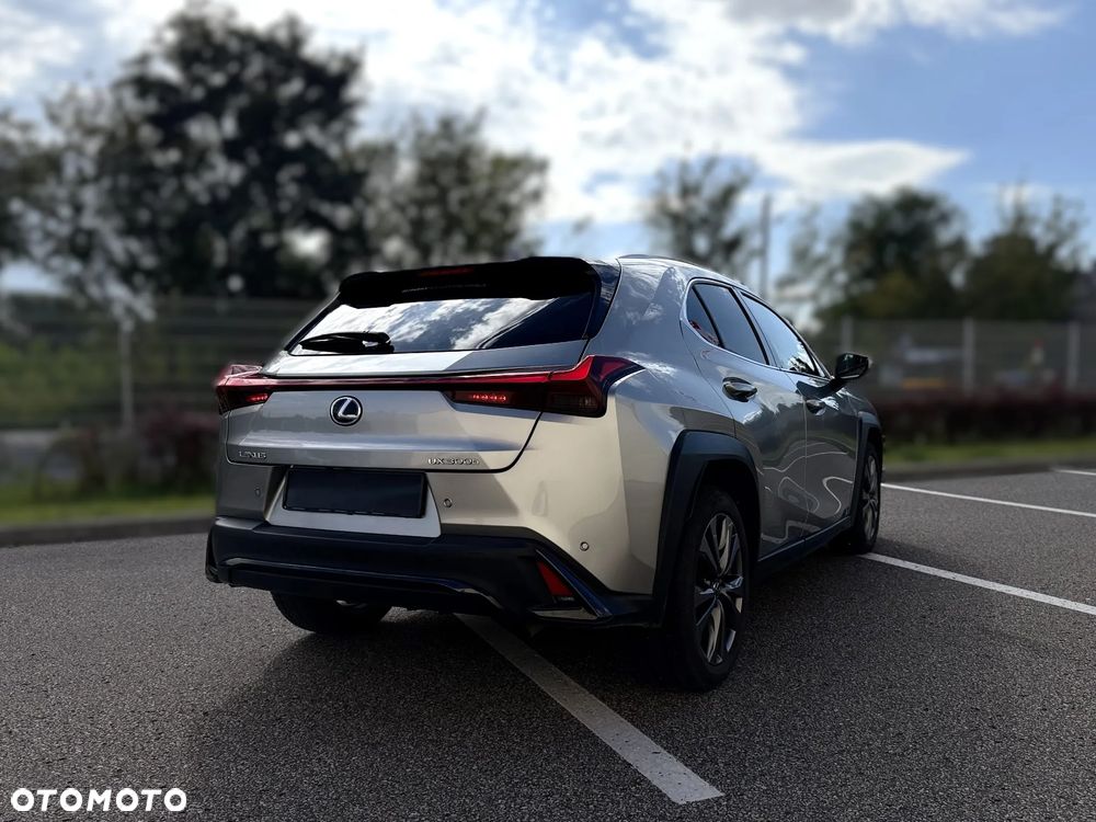 Lexus UX 300h F Sport Design - 7