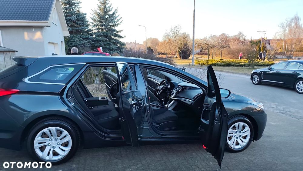 Hyundai i40 Kombi blue 1.6 Family+ - 27