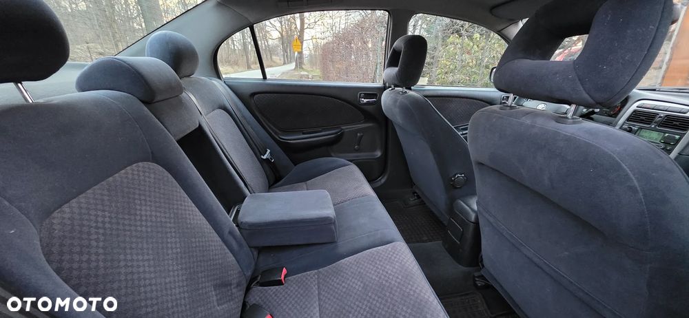 Toyota Avensis 1.6 VVT-i Terra Plus - 11