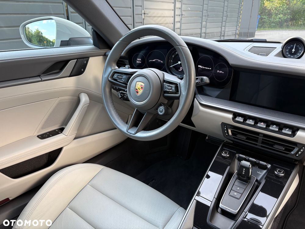 Porsche 911 Carrera 4 - 21