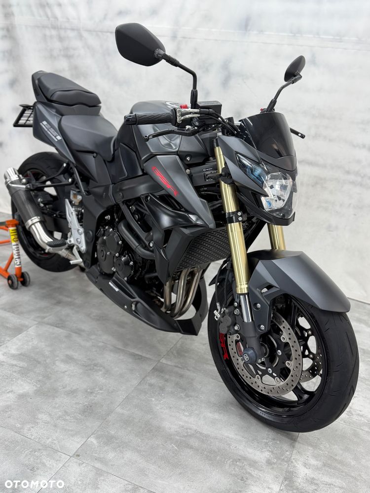 Suzuki GSR - 9