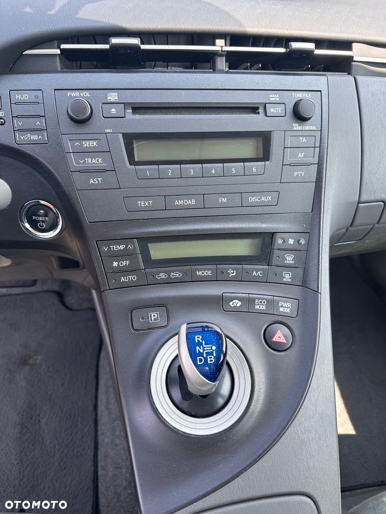 Toyota Prius (Hybrid) Life - 10