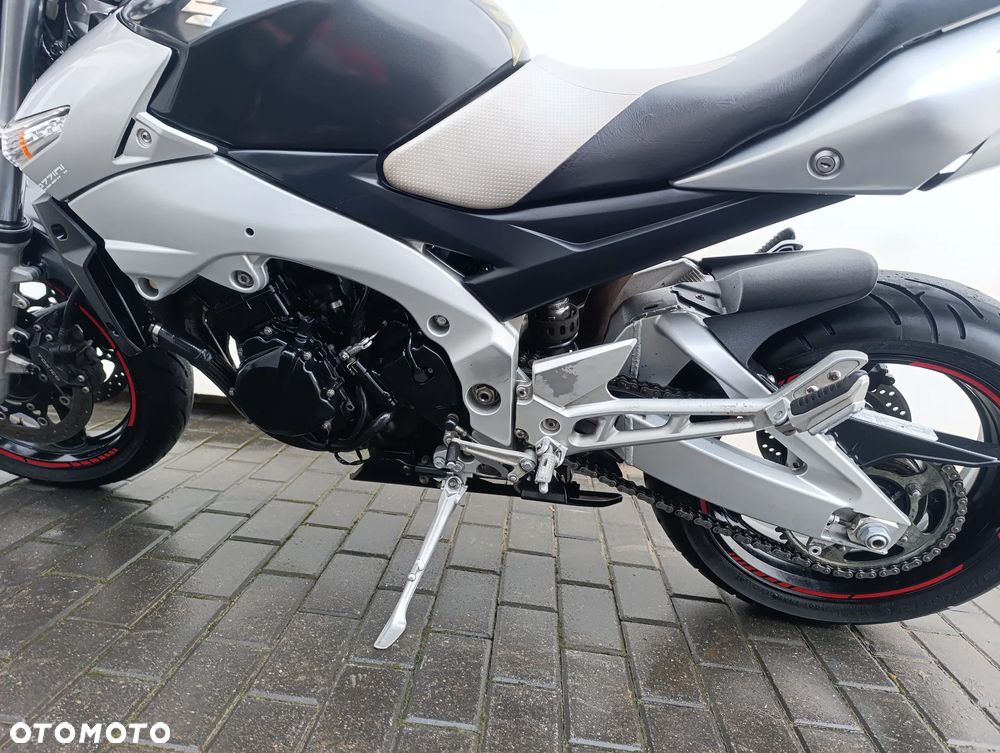 Suzuki GSR - 14