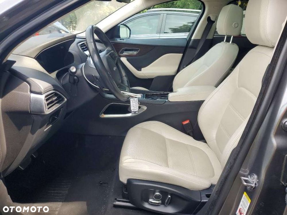 Jaguar F-Pace - 9