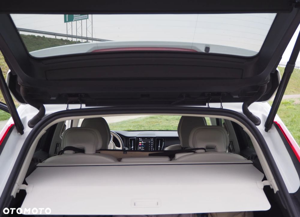 Volvo XC 60 B5 B AWD Plus Dark - 17