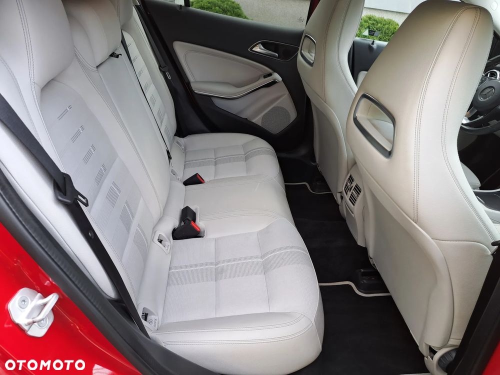 Mercedes-Benz GLA 180 d 7G-DCT Urban - 10