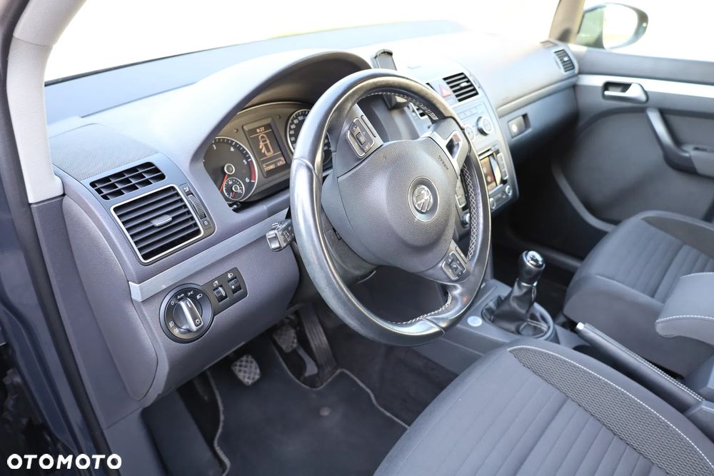 Volkswagen Touran - 22
