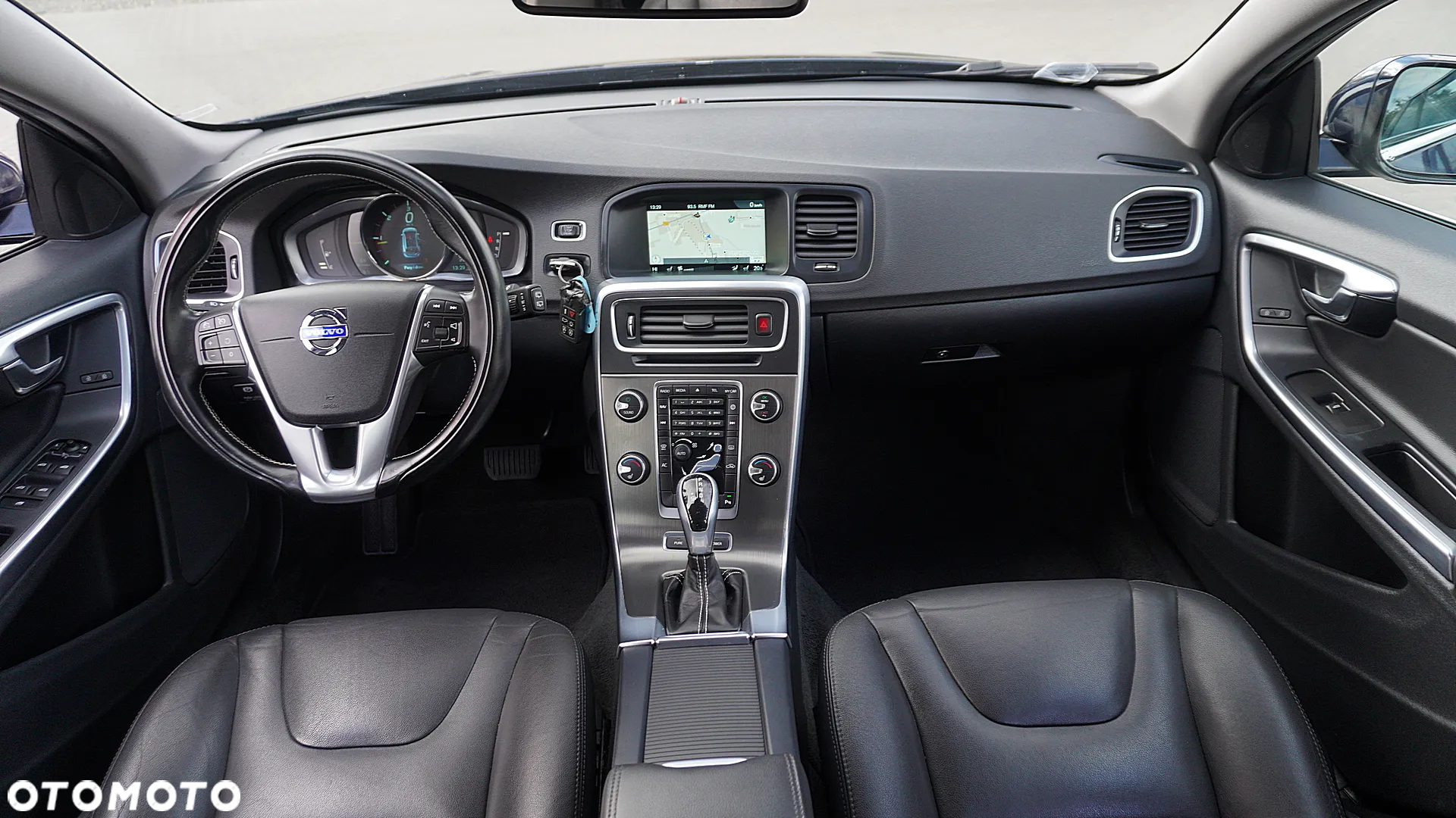 Volvo V60 D6 AWD Plug-in Hybrid Momentum - 29