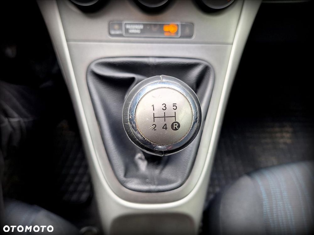 Toyota Auris 1.6 VVT-i Terra - 17