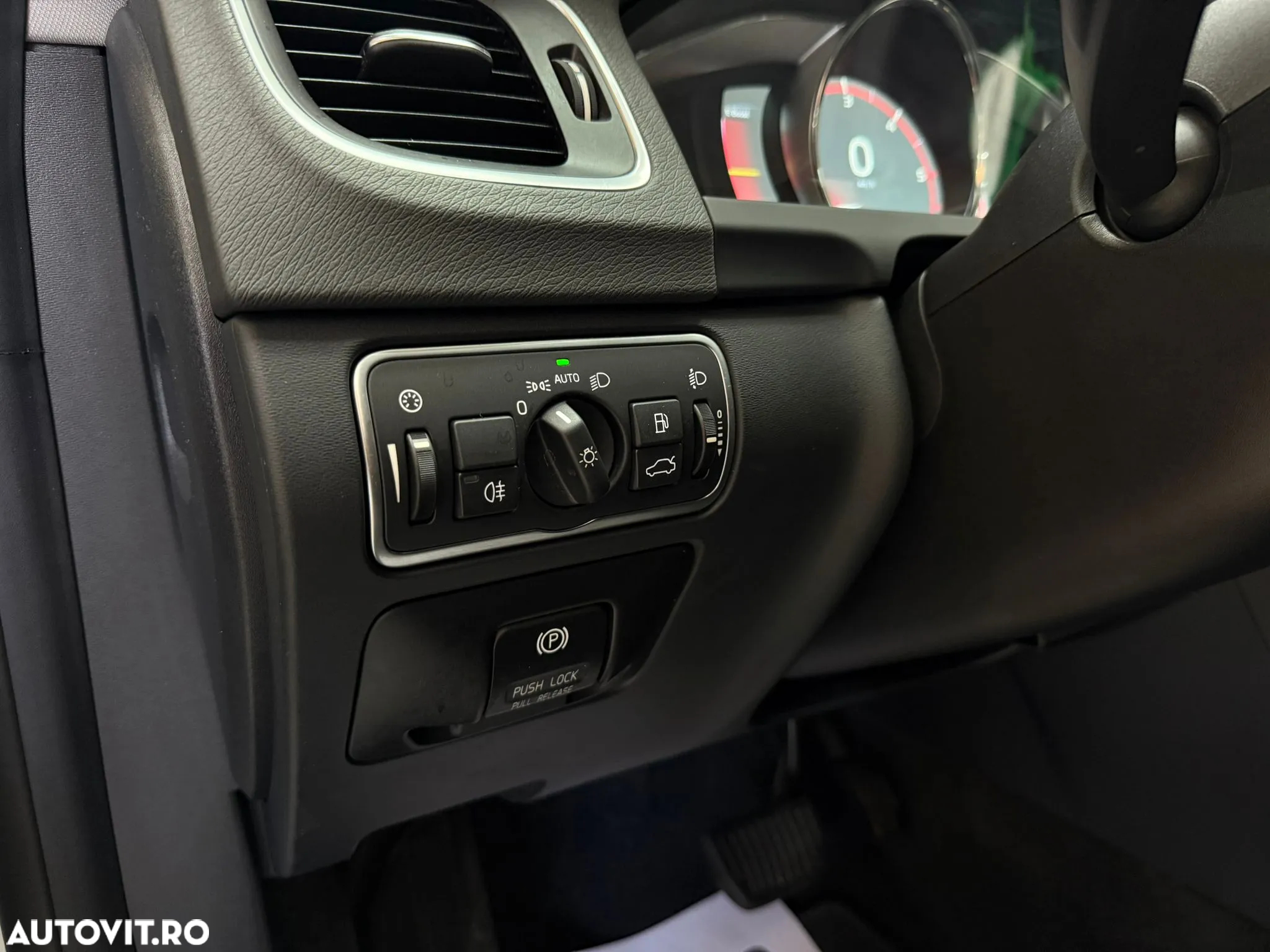 Volvo V60 D6 Plug-In-Hybrid AWD Geartronic Momentum - 24