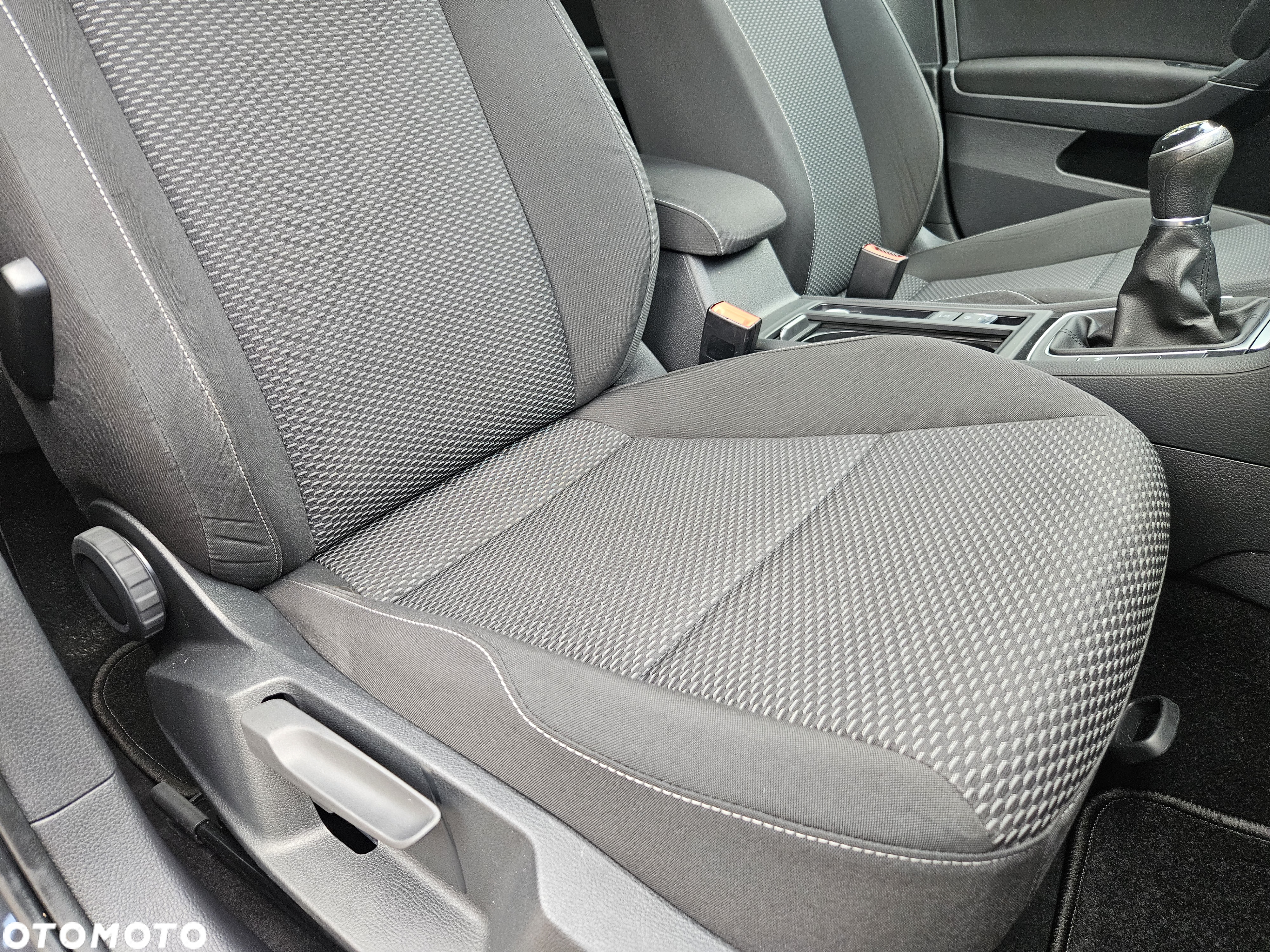 Volkswagen Golf - 33