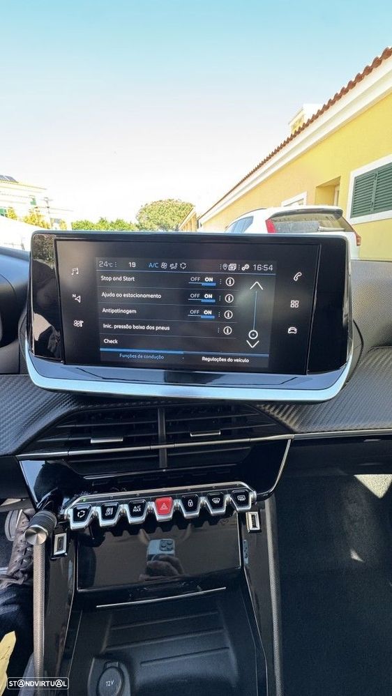 Peugeot 2008 1.2 PureTech Allure Pack EAT8 - 28