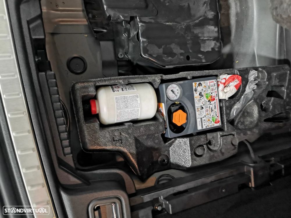 Volvo V60 2.0 B4 Plus Dark Auto - 19