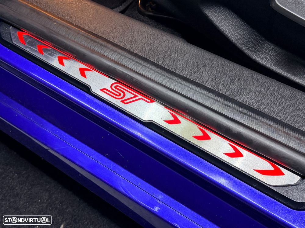 Ford Fiesta 1.6 EcoBoost c/ Pack Pele Desportiva ST - 16