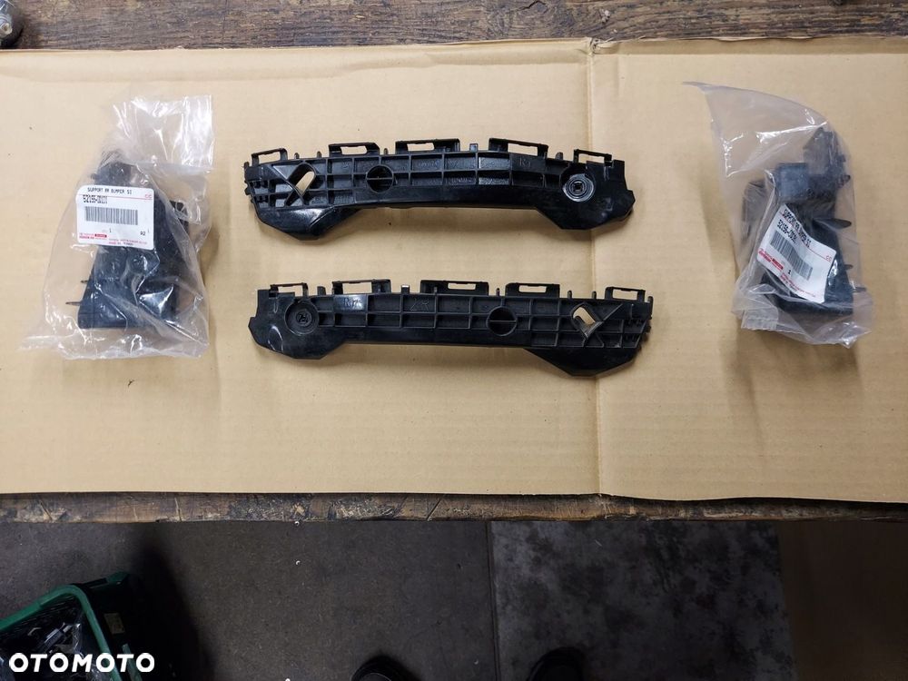 Toyota Yaris III Lift 17-19 Ślizg Zderzaka Tył LR