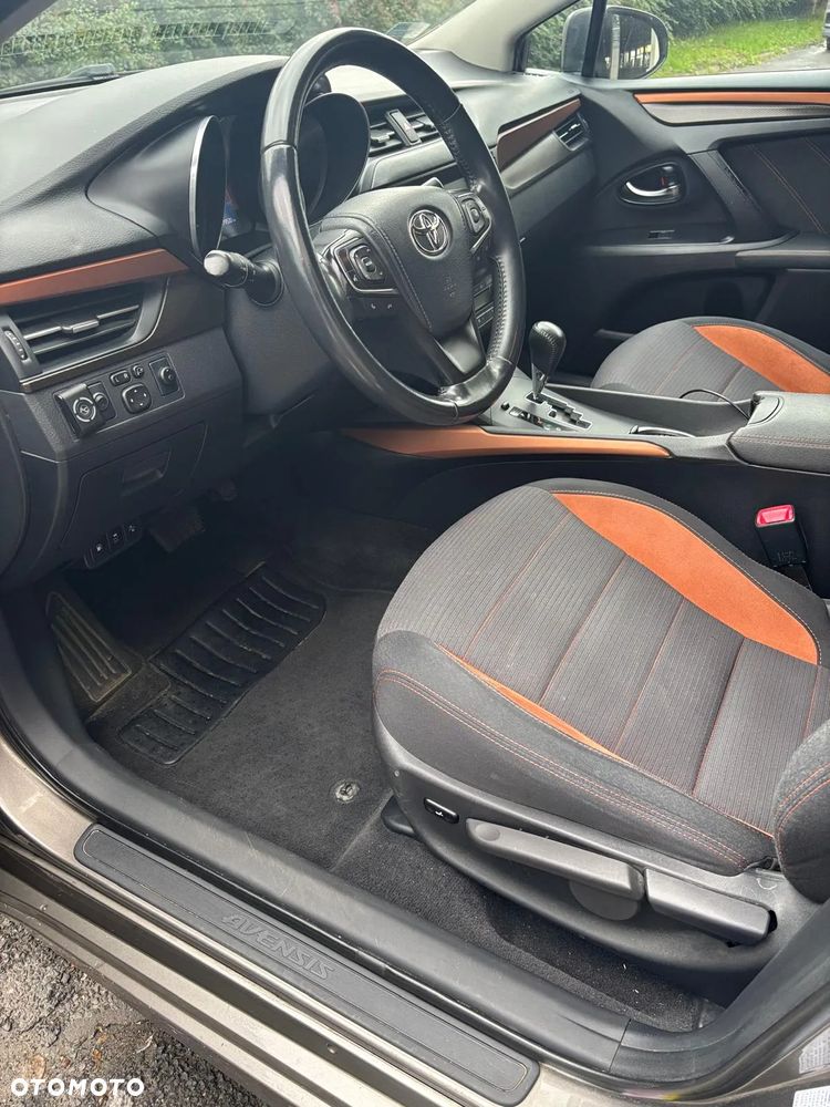 Toyota Avensis 1.8 Premium MS - 33