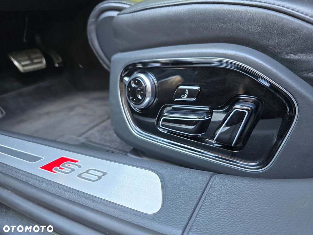 Audi S8 - 32