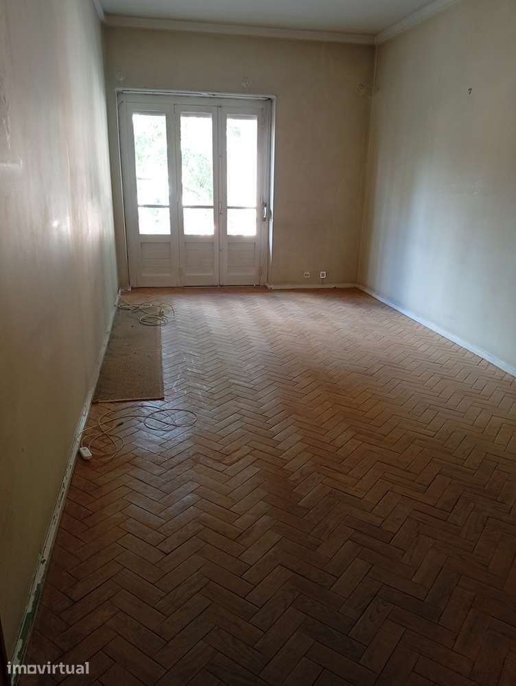 Arrenda-se Apartamento T2 - Estrada de Benfica - Grande imagem: 3/13