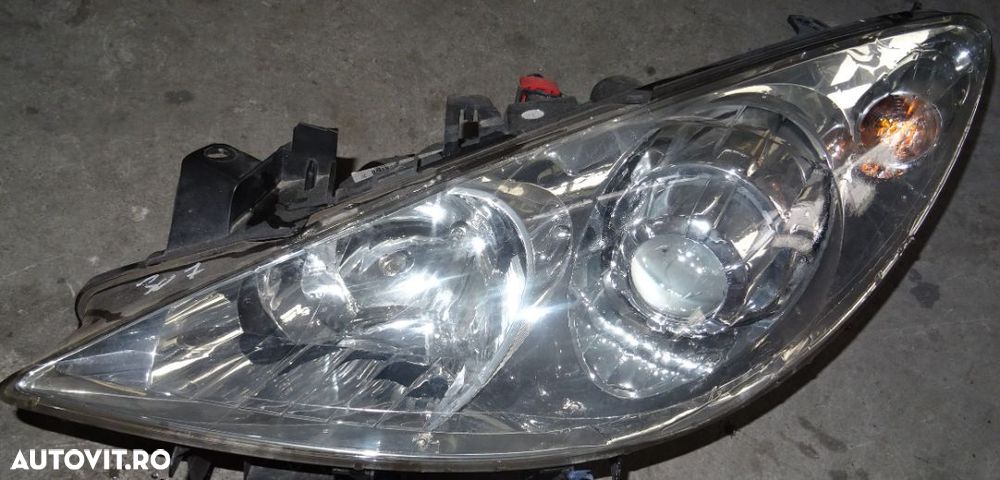 Far stanga Peugeot 307 din 2005 volan pe stanga - 1