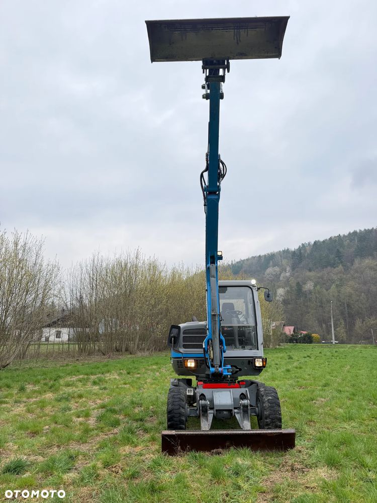Wacker Neuson 6503 Koparka Kołowa 7ton. Nowe Podwójne Opony z felgami dodatkowe! Niski Przebieg. Maszyna w Bardzo ładnym Stanie. Pochodzi z Komuny Norweskiej. Silnik YANMAR 65KM. Zero luzów wycieków 2 łyżki Okazja. Maszyna pracowała sporadycznie przy lekkich pracach publicznych. Zero zużycia. Dekra 2026r Dokumentacja. Stabilizatory. Zamki na tłokach. 3 sekcje Hydrauliczne. Szybka wolna Jazda. Silnik YANMAR - 37