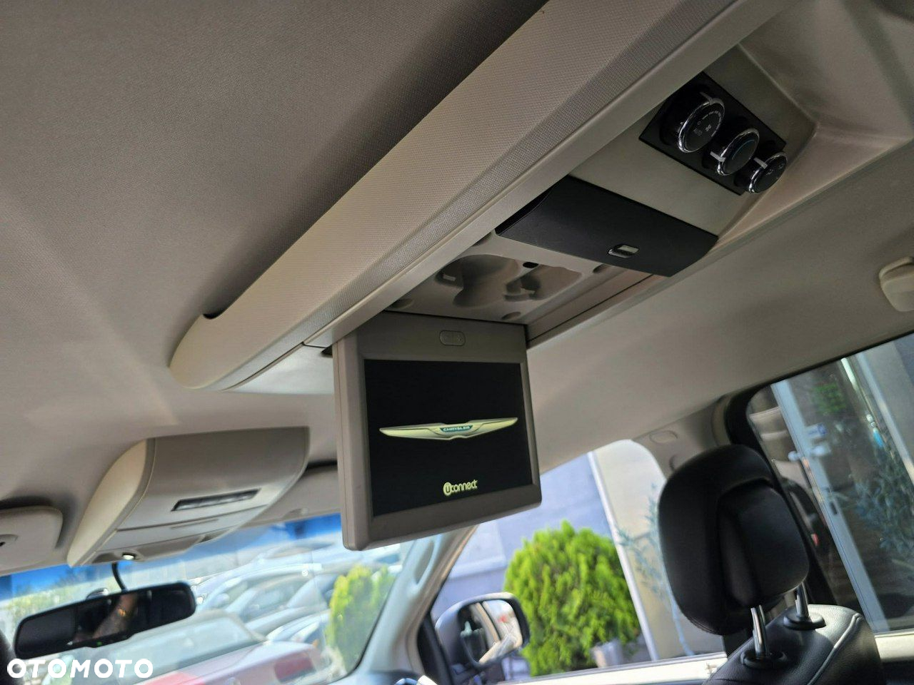 Chrysler Town & Country - 25