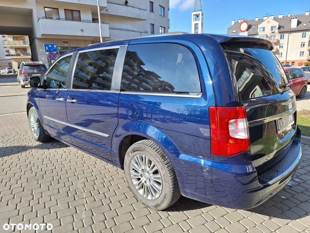 Chrysler Town & Country - 10