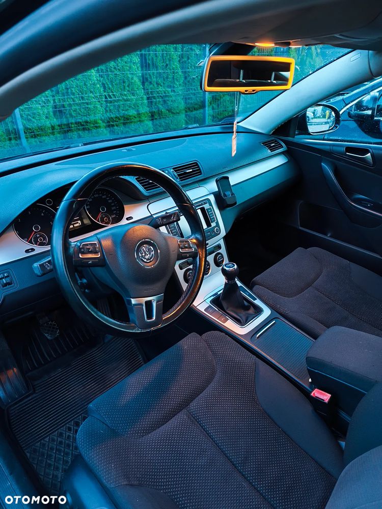 Volkswagen Passat - 4