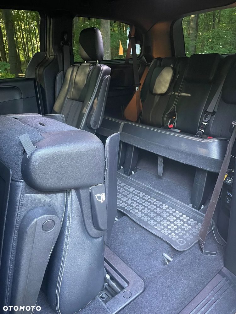 Chrysler Town & Country - 7