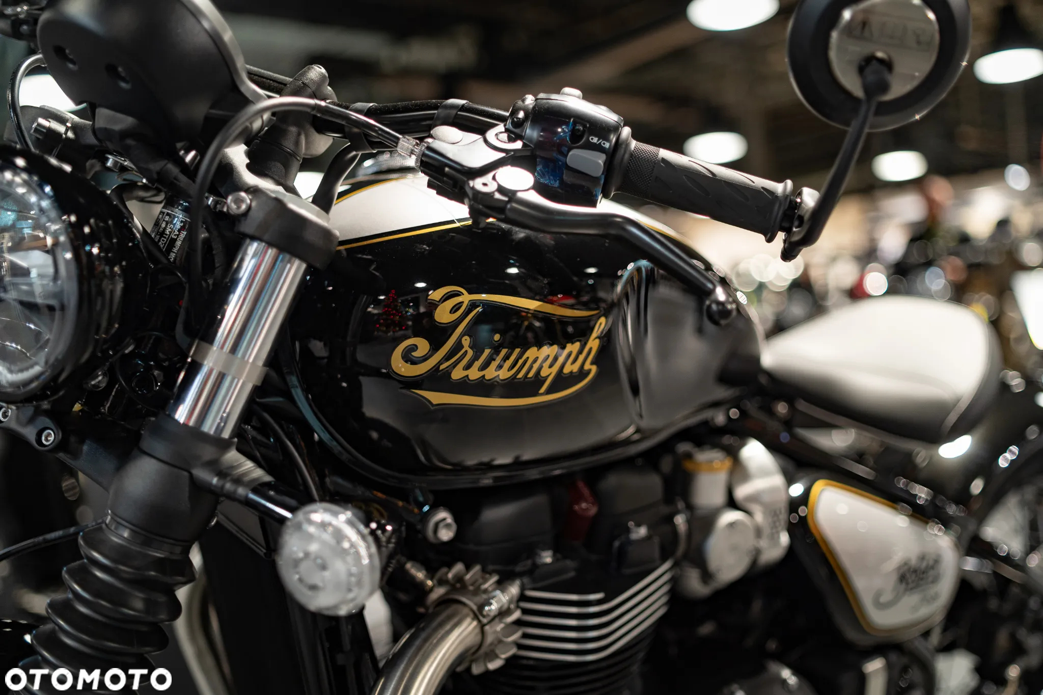 Triumph Bonneville Bobber - 15