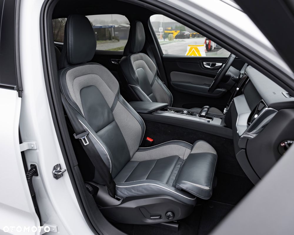 Volvo XC 60 B4 D Ultimate Dark - 27