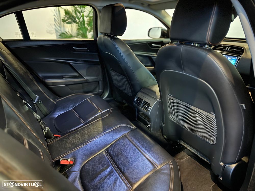 Jaguar XE 2.0 D R-Dynamic HSE - 39