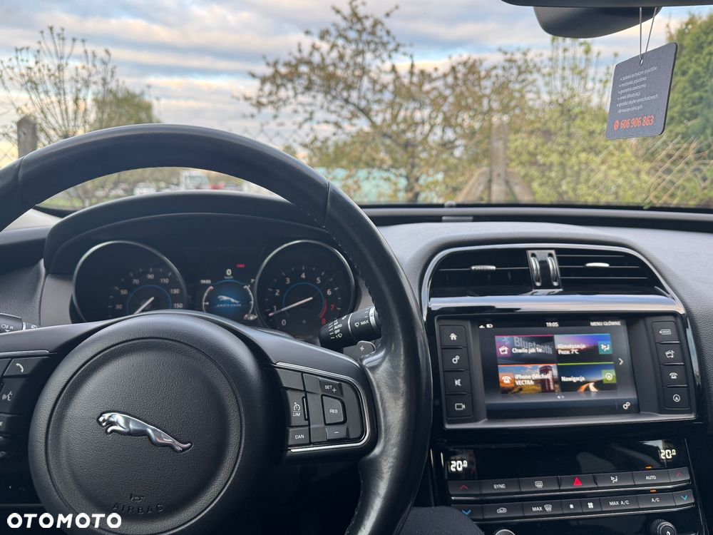 Jaguar XE 2.0 T Portfolio - 14