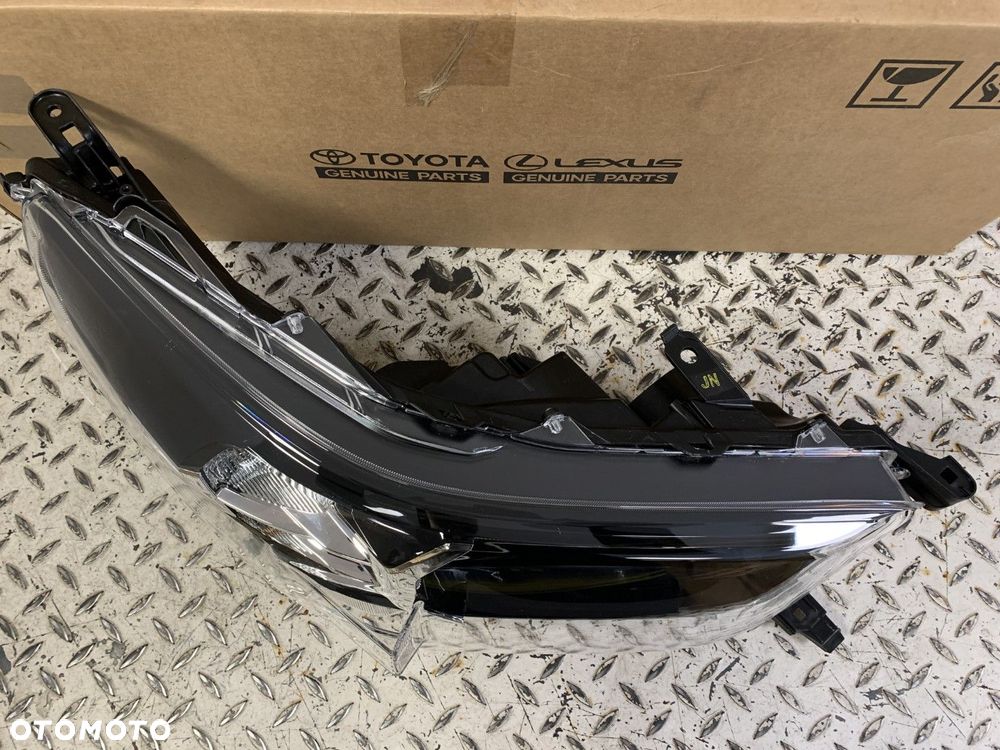 NOWA ORYGINALNA LAMPA PRAWA TOYOTA HILUX VIII LIFT 21- 81110-0KK60 - 3