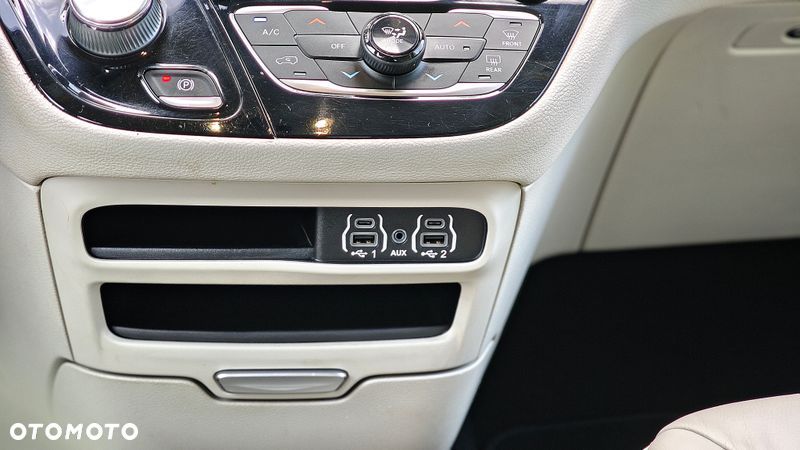 Chrysler Pacifica - 36