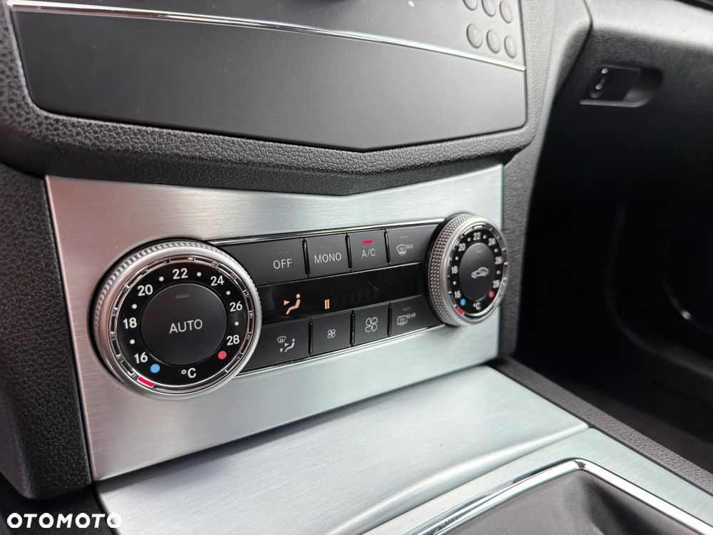Mercedes-Benz Klasa C 180 CGI BlueEFFICIENCY Avantgarde - 8