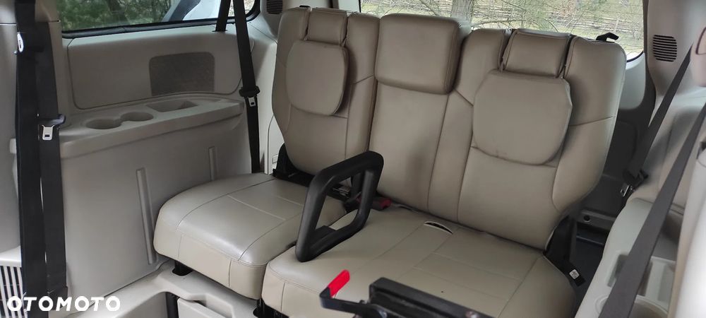 Dodge Caravan - 12