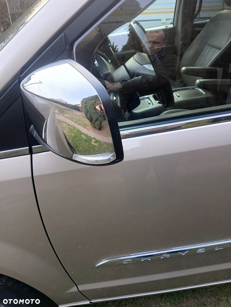 Chrysler Town & Country 3.6 Limited - 26