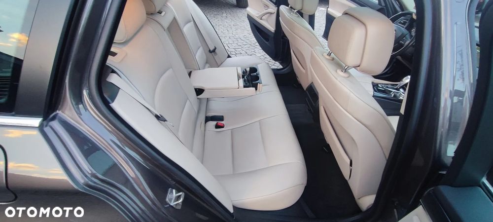 BMW Seria 5 525d xDrive - 28