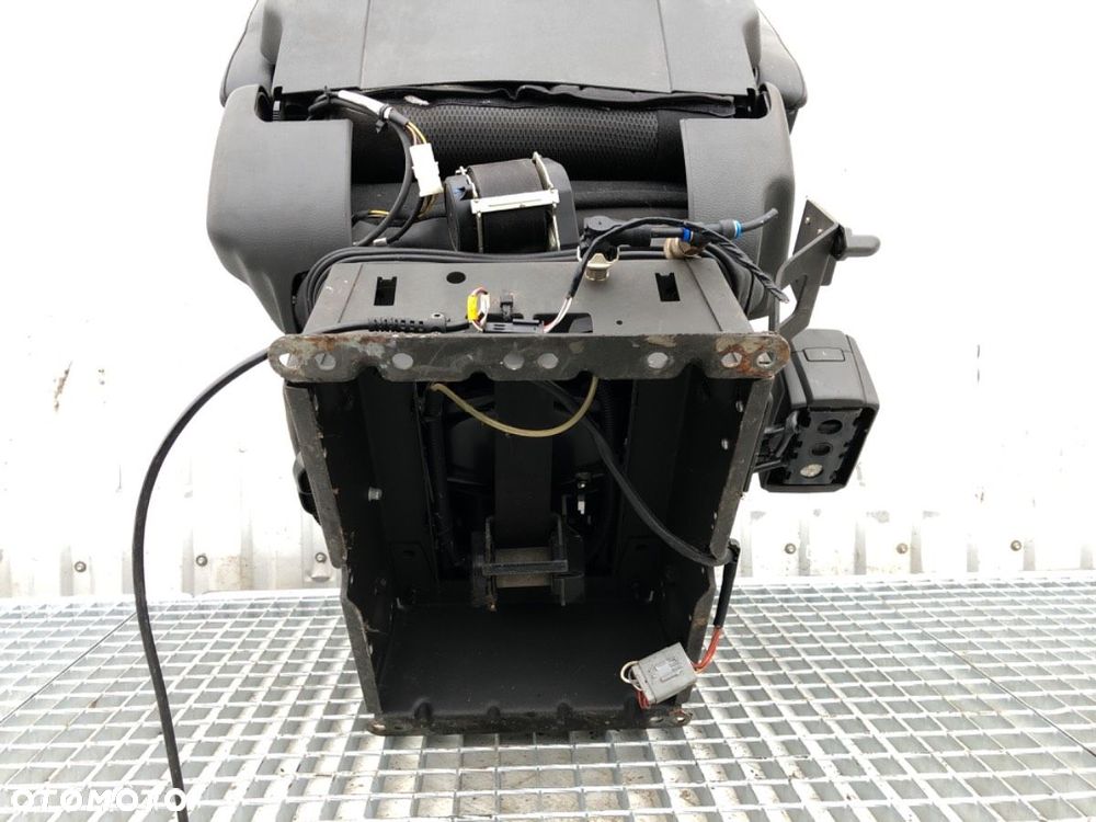 FOTEL LEWY PRZÓD  VOLVO FH II 2012 - 2022 500 368 kW [500 KM] 10x4/6 2017 - 10