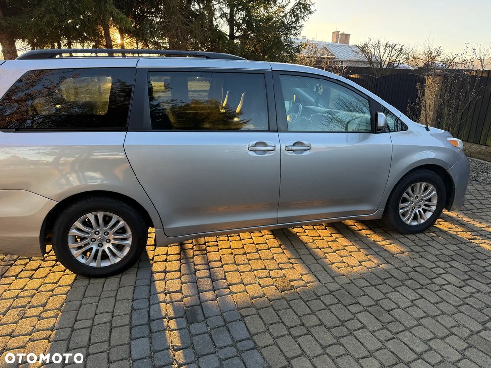 Toyota Sienna - 1