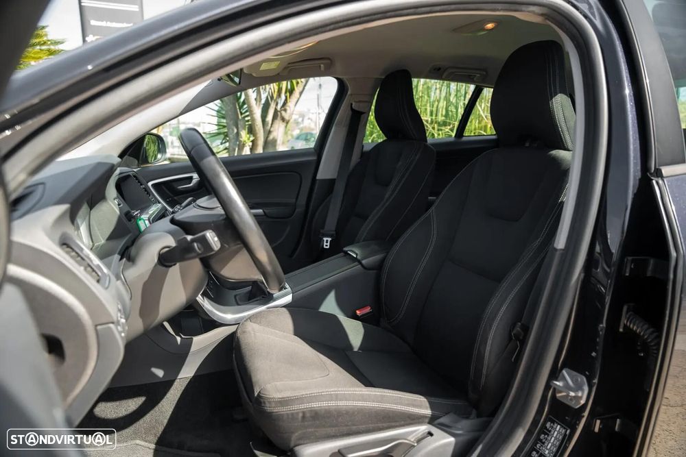 Volvo V60 2.0 D2 Momentum - 16
