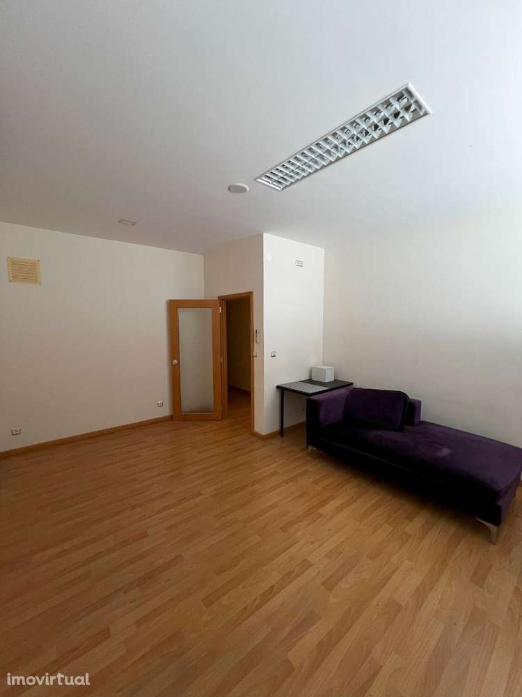 Escritórios com armazém e logradouro em Vila Nova de Gaia - Grande imagem: 3/22