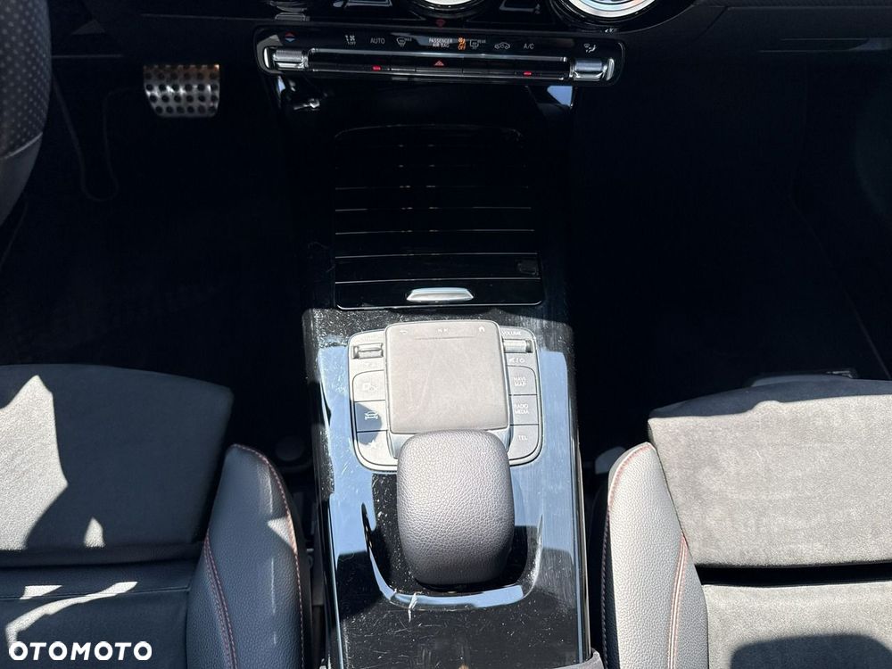 Mercedes-Benz CLA 200 7G-DCT - 25