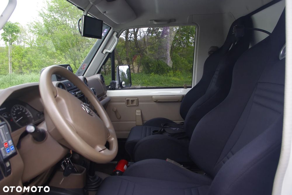 Toyota Land Cruiser - 2