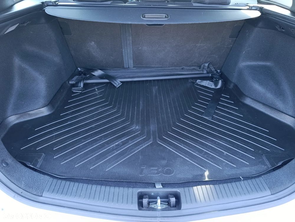 Hyundai i30 blue Kombi 1.6 GDi Style - 12