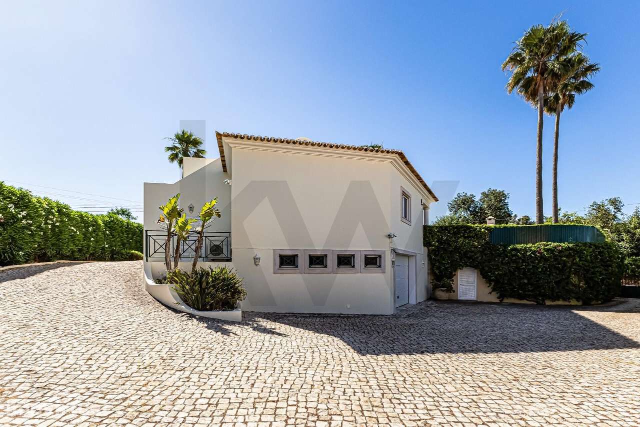 Moradia T5 isolada com Piscina, Garagem e Amplos Salões no Algarve - Grande imagem: 4/54