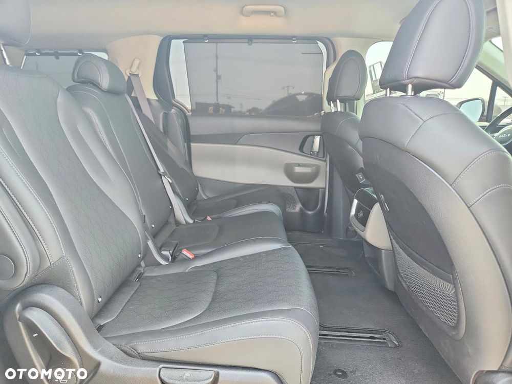 Kia Carnival - 12