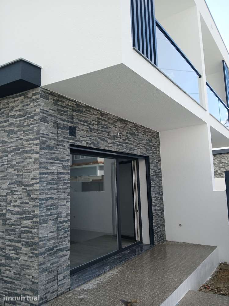Moradia T3 geminada com jardim e garagem - Grande imagem: 2/20