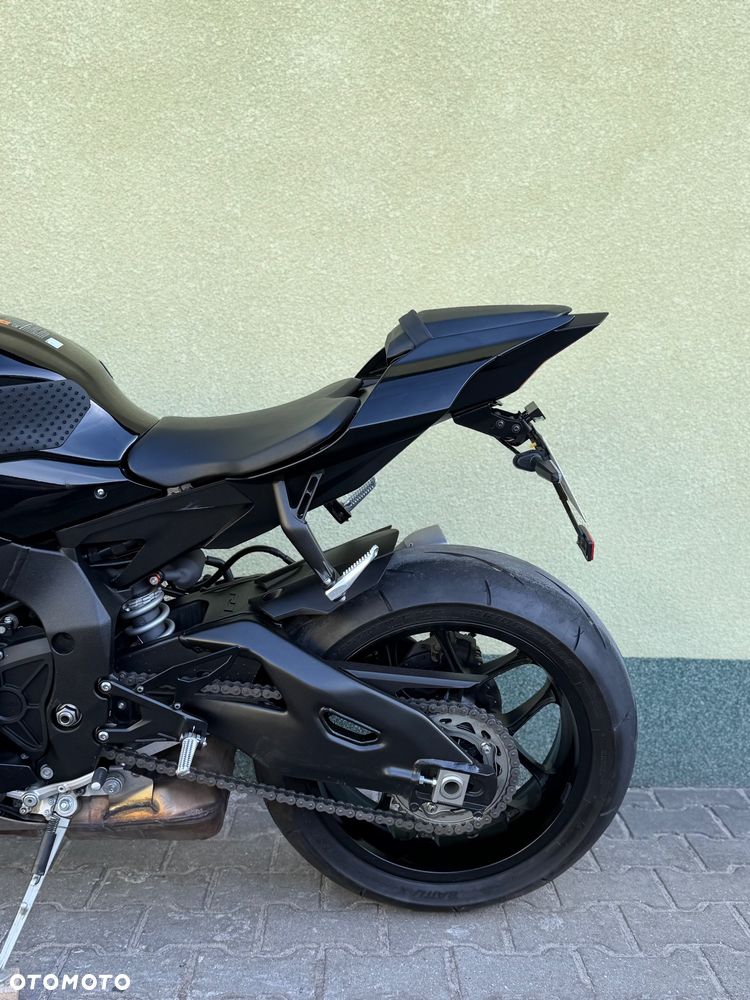Yamaha R1 - 27